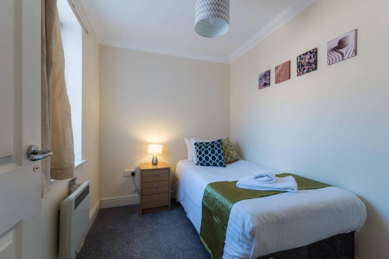 Godwin Court Apartments Swindon Exterior foto
